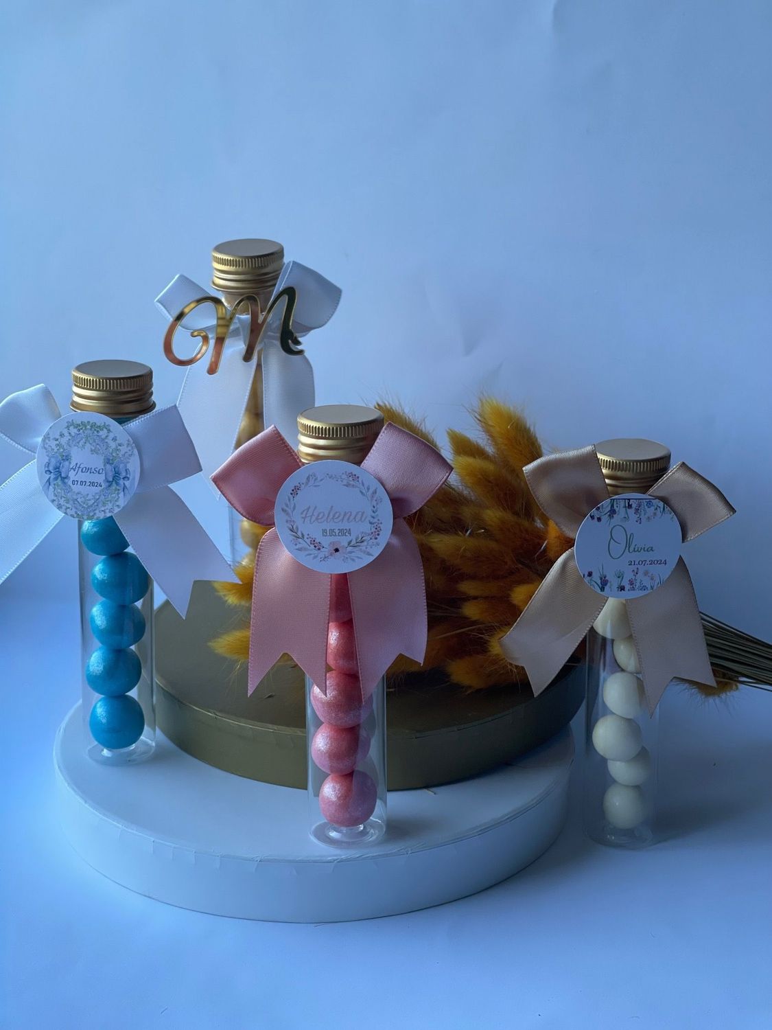 Doces - Tubo Acrílico com Tampa Dourada e Bombons Bege