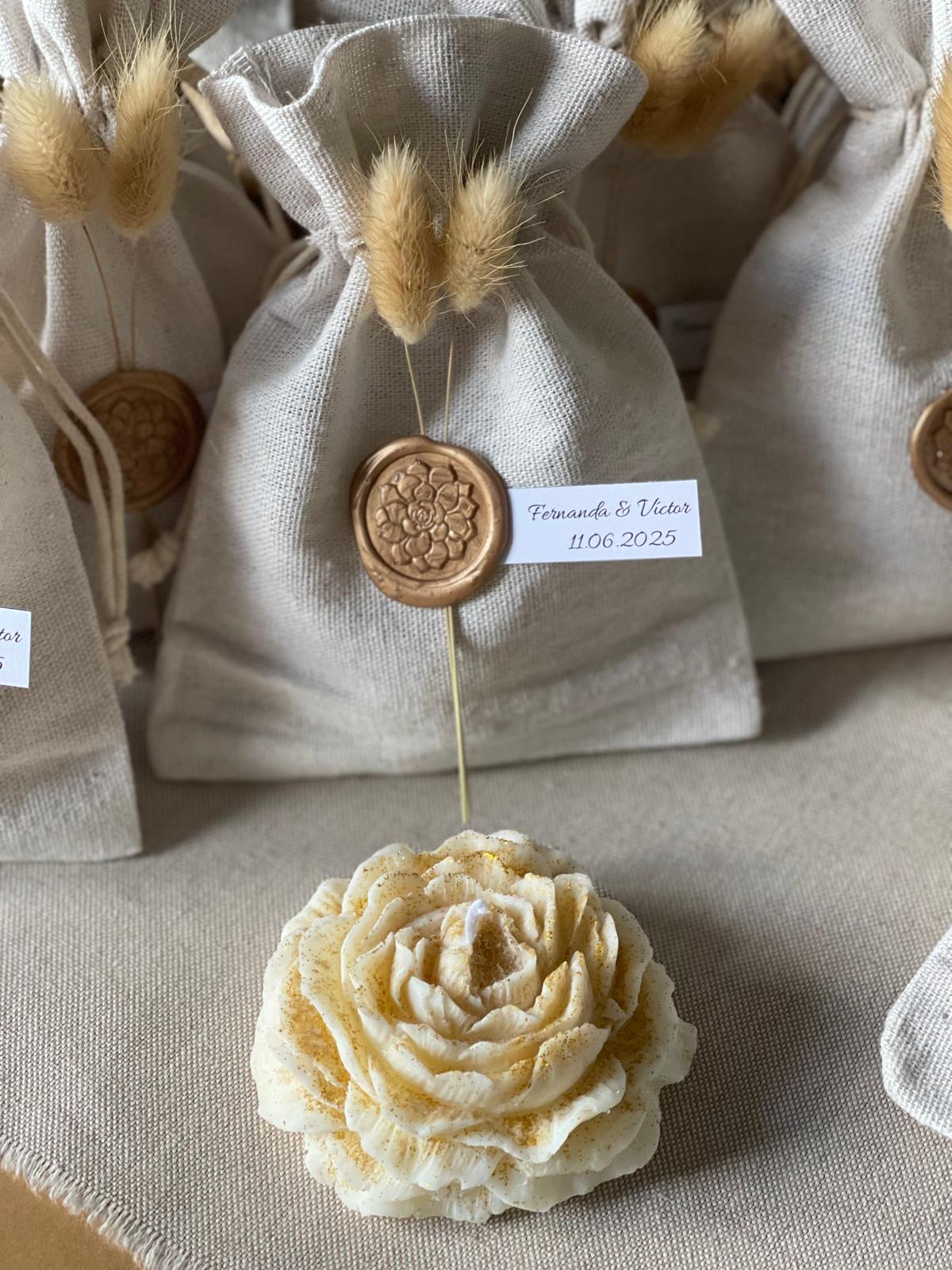 Vela Artesanal Em Forma de Flor com Saco Algodão
