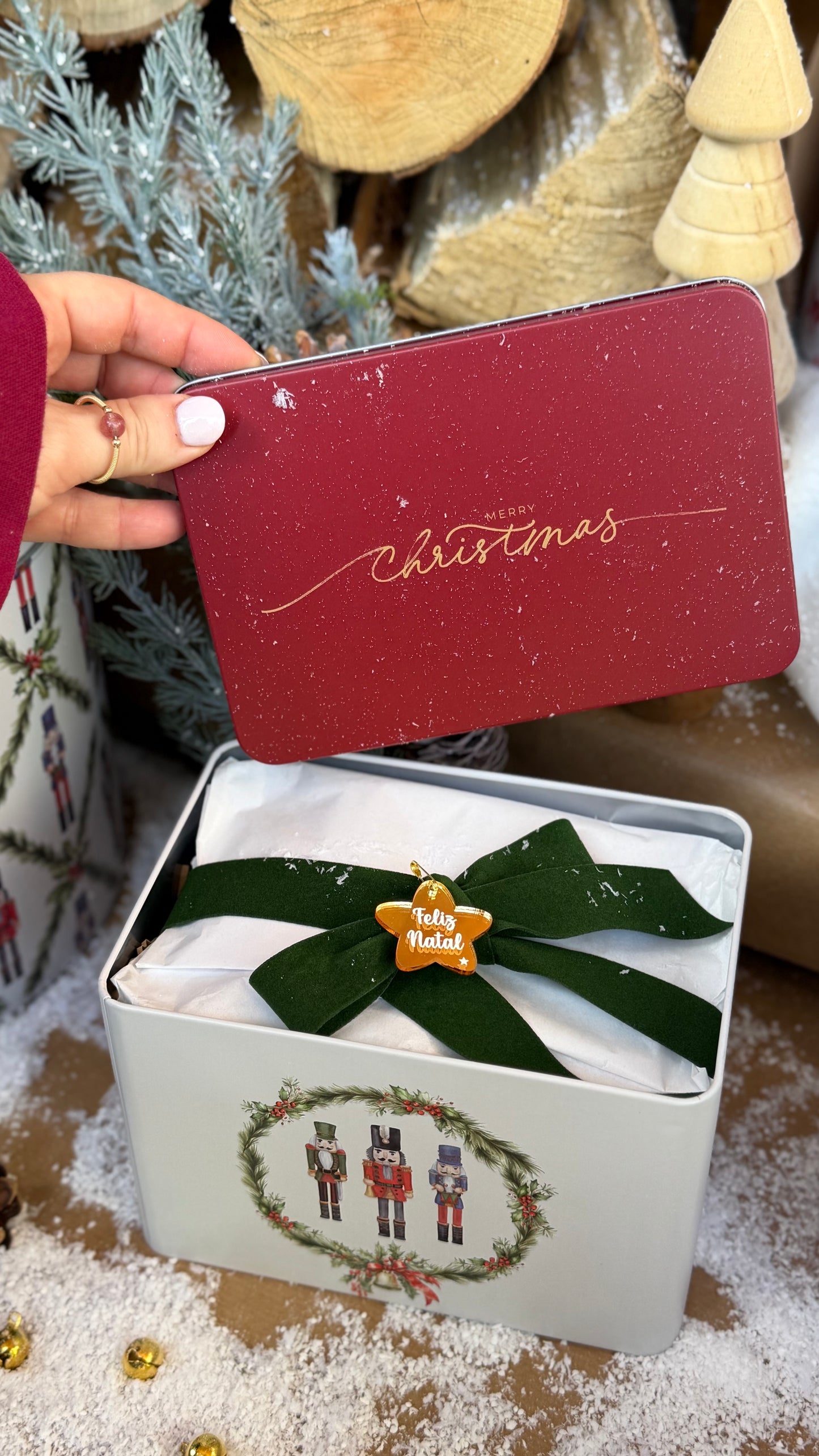 O Brilho do Natal | Lata Natalícia com Vela Aromática e Fósforos