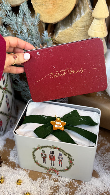 O Brilho do Natal | Lata Natalícia com Vela Aromática e Fósforos