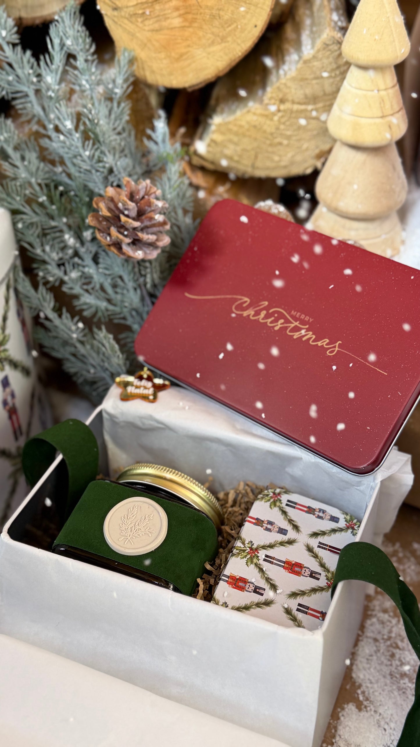 O Brilho do Natal | Lata Natalícia com Vela Aromática e Fósforos