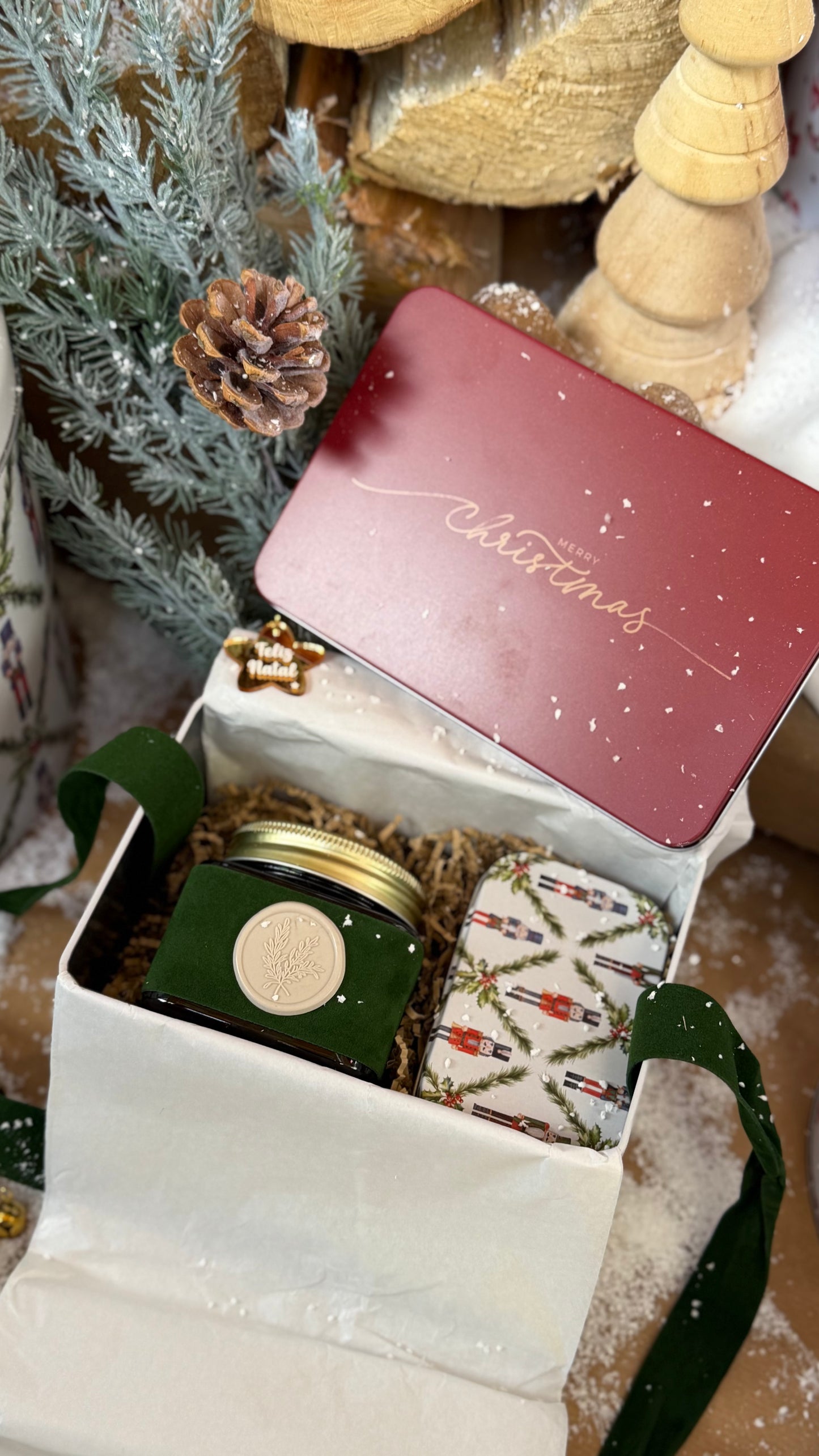 O Brilho do Natal | Lata Natalícia com Vela Aromática e Fósforos