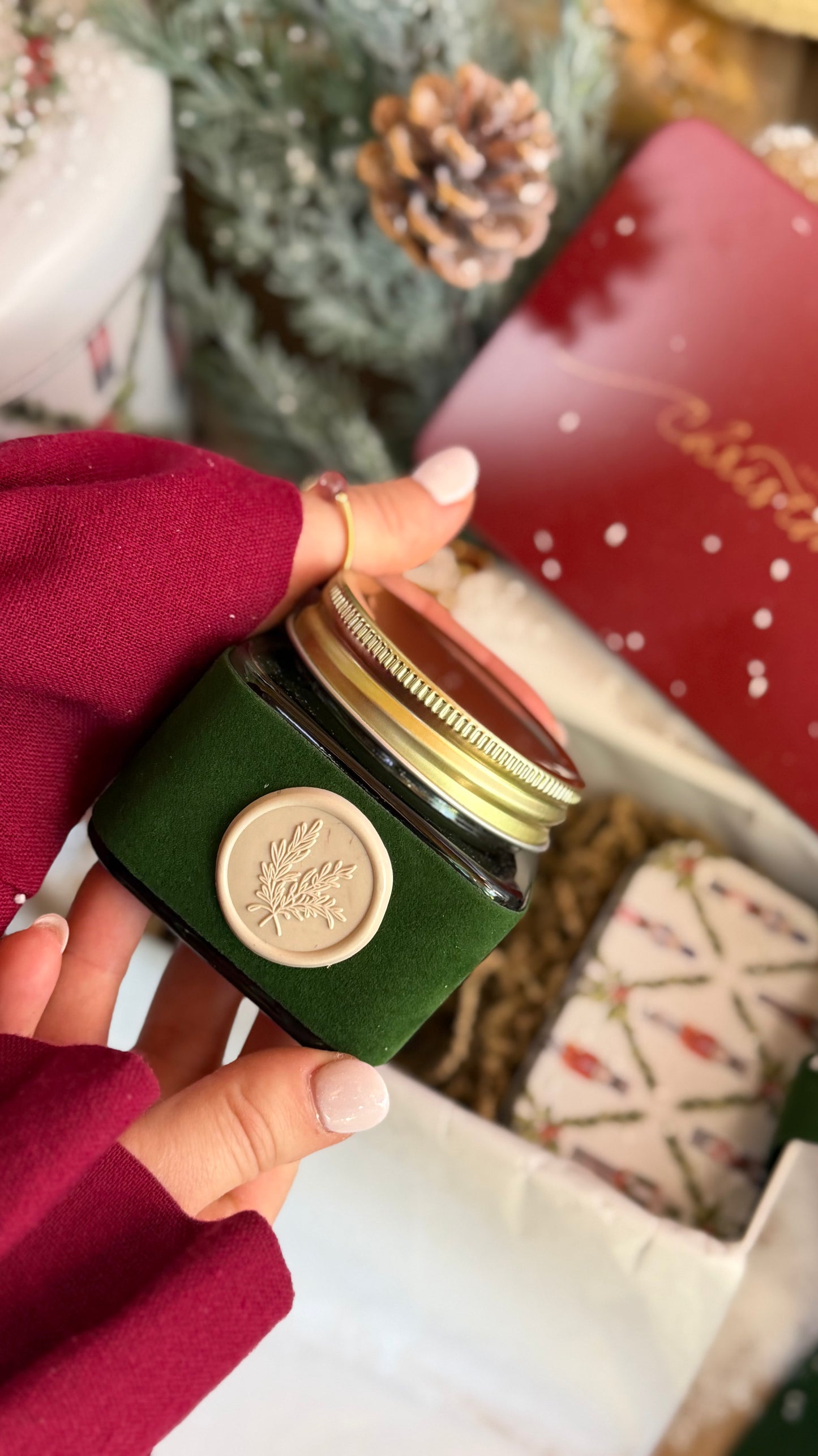 O Brilho do Natal | Lata Natalícia com Vela Aromática e Fósforos