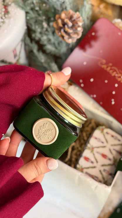 O Brilho do Natal | Lata Natalícia com Vela Aromática e Fósforos