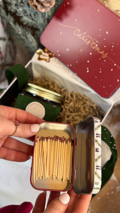 O Brilho do Natal | Lata Natalícia com Vela Aromática e Fósforos