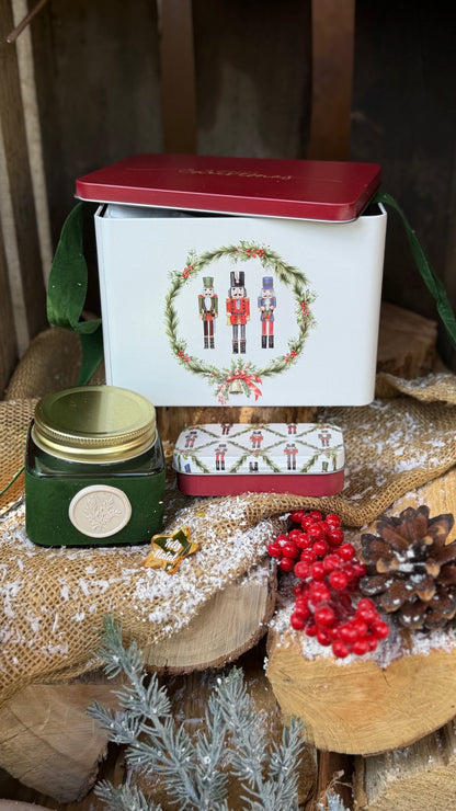 O Brilho do Natal | Lata Natalícia com Vela Aromática e Fósforos