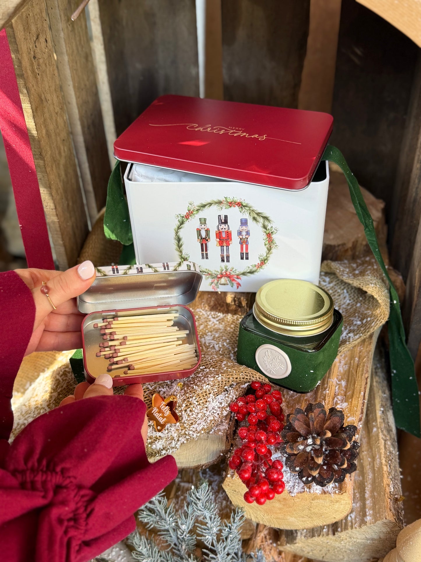 O Brilho do Natal | Lata Natalícia com Vela Aromática e Fósforos