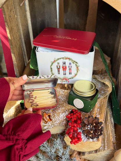 O Brilho do Natal | Lata Natalícia com Vela Aromática e Fósforos