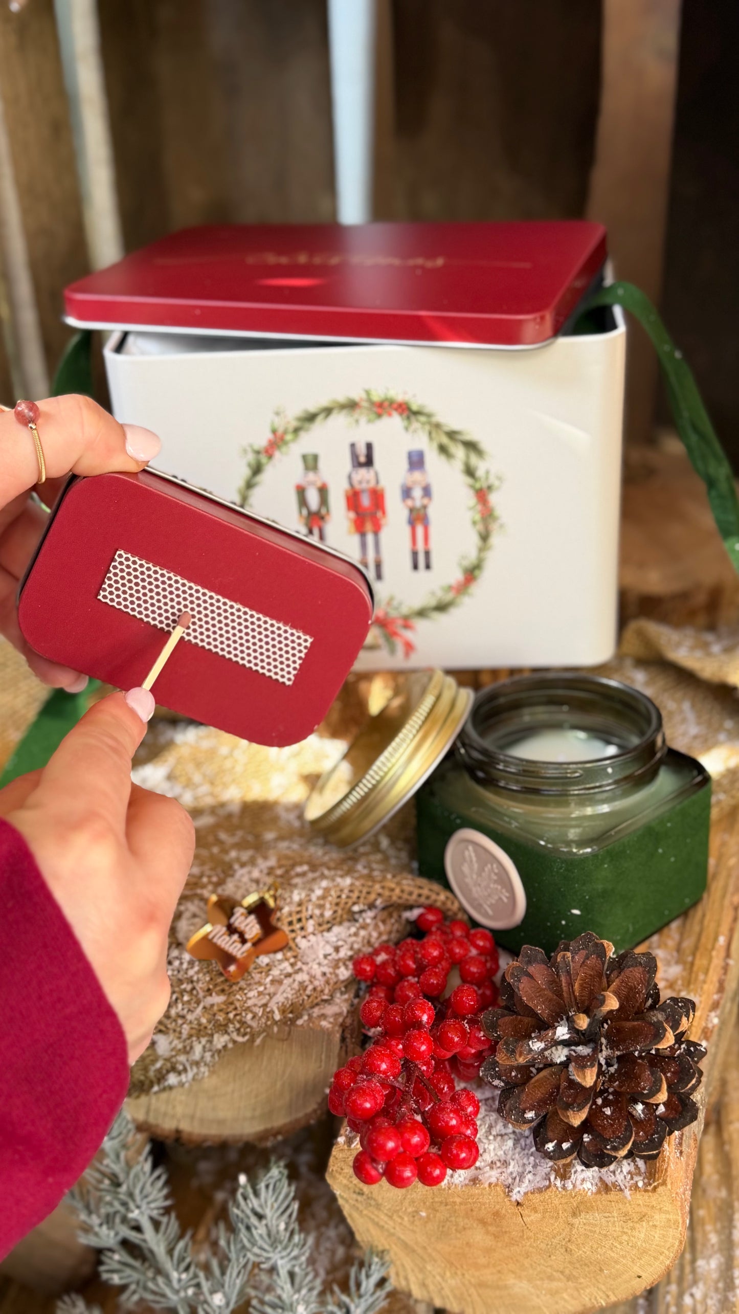 O Brilho do Natal | Lata Natalícia com Vela Aromática e Fósforos