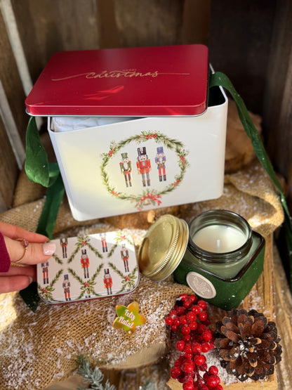 O Brilho do Natal | Lata Natalícia com Vela Aromática e Fósforos