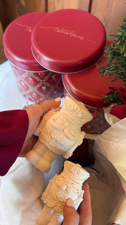 O Guardião do Natal | Lata Natalícia com Soldadinho Decorativo em Gesso
