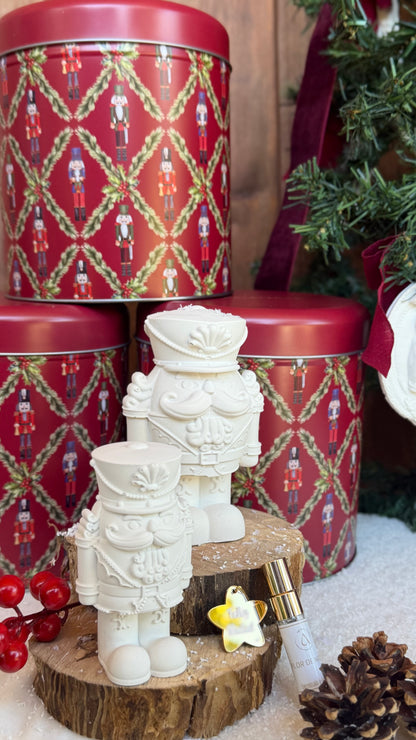 O Guardião do Natal | Lata Natalícia com Soldadinho Decorativo em Gesso